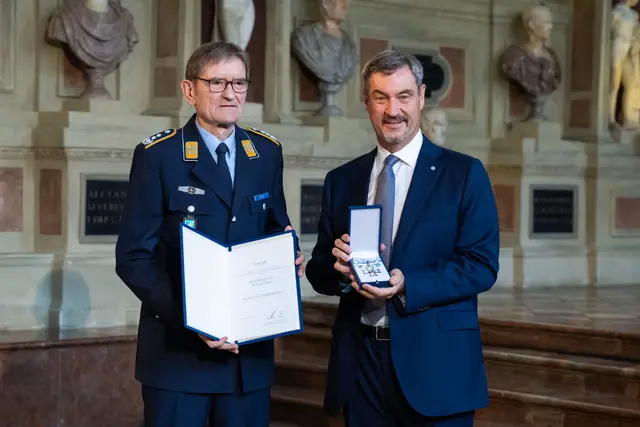 Ministerpräsident Markus Söder verleiht den Bayerischen Verdienstorden an Soldatenbund-Präsident Richard Drexl. | Foto: Bayerische Staatskanzlei