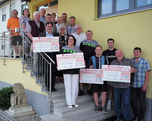 Die Stadträte und Ortssprecher der Freien Wähler in Aichach übergaben die ausgelobten Spenden an vier Vereine. | Foto: Franz Achter