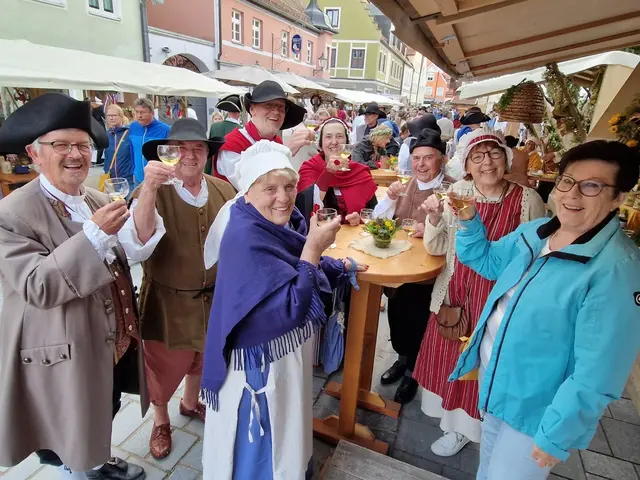 Ein Hoch auf die Gemeinschaft - auch die Mitglieder der Herzsportgruppe stoßen bei der Friedberger Zeit darauf an und natürlich "Auf die Gesundheit!"