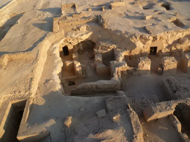 Neuere Ausgrabungen in der Nähe der Memnon Kolosse.
