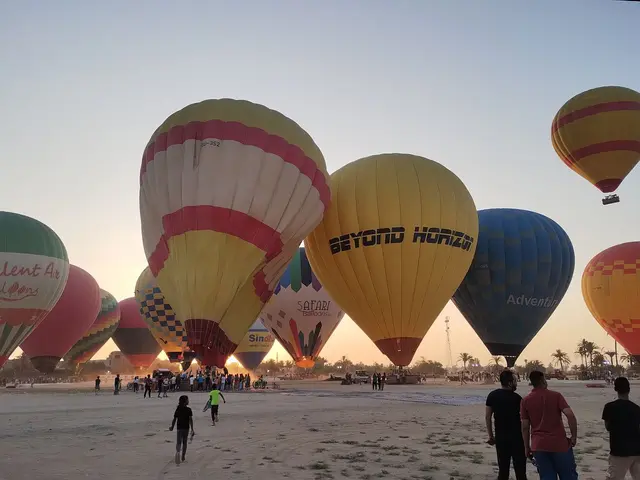 Aufmacherfoto: Startvorbereitungen für Heißluftballone am Westufer des Nils in der Region Luxor. 
