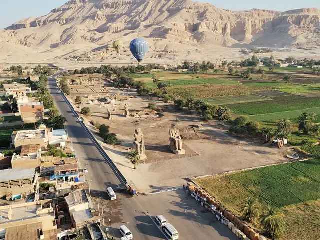 Die Kolosse von Memnon sind zwei massive Steinstatuen des Pharaos Amenhotep III. Der lebte von 1386 bis 1353 v. Chr.
