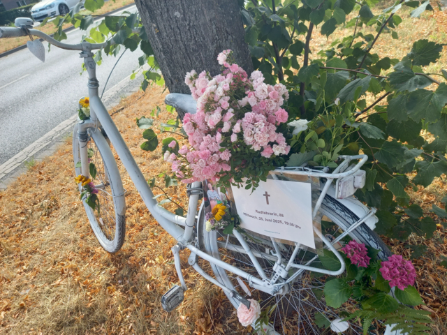 Gedenken, Mahnmal und Abschied: Das weiße Fahrrad steht an der Stelle des tödlichen Unfalls an der Ampel an der Bothfelder Straße / Schöneberger Straße | Foto: Fahrrad-Club ADFC / Ortsgruppe Langenhagen
