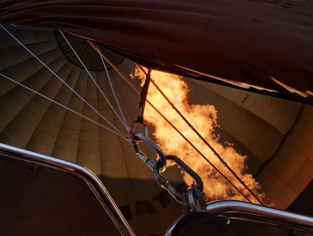 Der Pilot „tritt auf´s Gaspedal“.
