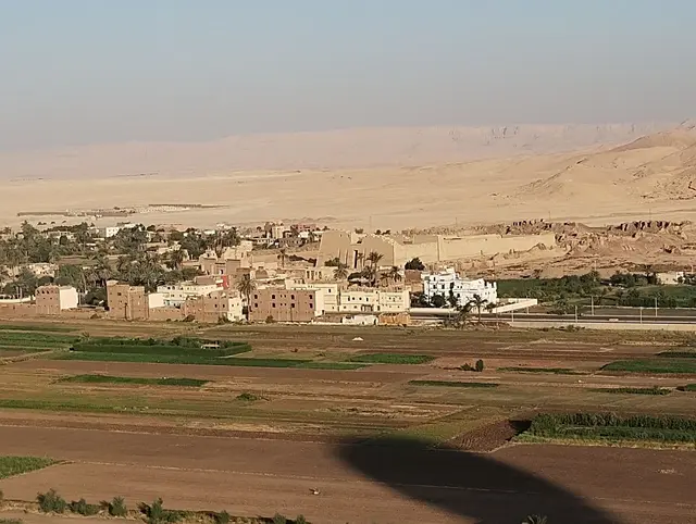 Madinat Habu ist ein Teil der alten Nekropole von Theben-West gegenüber von Luxor. Auf dem Areal von Medinat Habu befindet sich ein großer Totentempel von Ramses III.