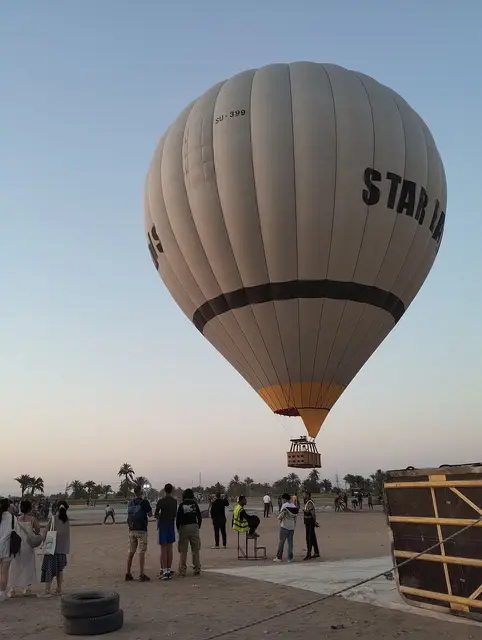 Wegen der Windbedingungen ist ein Ballon mit nur einem Piloten zur Erkundung aufgestiegen.
