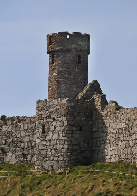 Der Rundturm soll noch von einem früheren Kloster stammen.