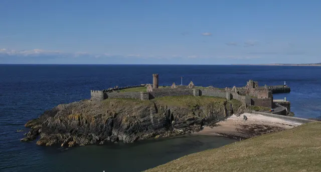 Peel Castle liegt auf einer eigenen kleinen Insel (inzwischen durch einen Damm mit der eigentlichen Isle of Man verbunden).
