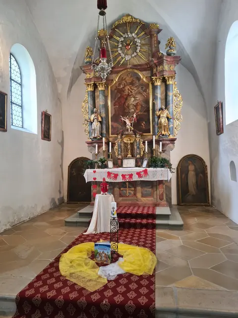 Foto: Parallel zum Festgottesdienst feierten die Kleinsten mit Simone und Theresia Götzfried und Ombeline Monfroy in der Kapelle einen Kindergottesdienst. (Bild: Simone Götzfried)