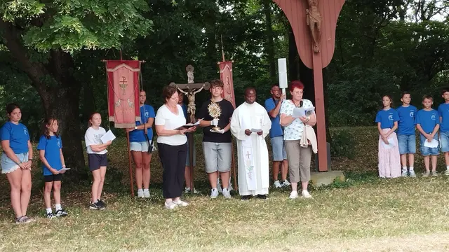 Foto: Kaplan Solomon spendete am Speckkreuz den Segen, die Lektorinnen Marlies Landherr (links) und Marlies Koch trugen meditative Texte bei. (Bild: Marlies Koch)