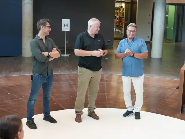 Reinhold Dempf (r.), Zweiter Bürgermeister, begrüßte die isländische Delegation im Ballonmuseum Gersthofen. Óskar Björnsson (m.), Direktor der Schule Árskóli, und Simon Drüssler (l.), Stadtrat und Lehrer an der Anna-Pröll-Mittelschule Gersthofen. | Foto: Stadt Gersthofen (Kai Schwarz)