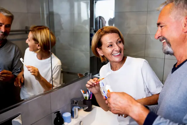 Erfolgreich gegen Parodontitis: Mindestens zweimal täglich Zähneputzen mit einer medizinischen Kamillenblüte-Zahncreme ist hier die erste Maßnahme.

 | Foto: djd-k/Aminomed/RgStudio