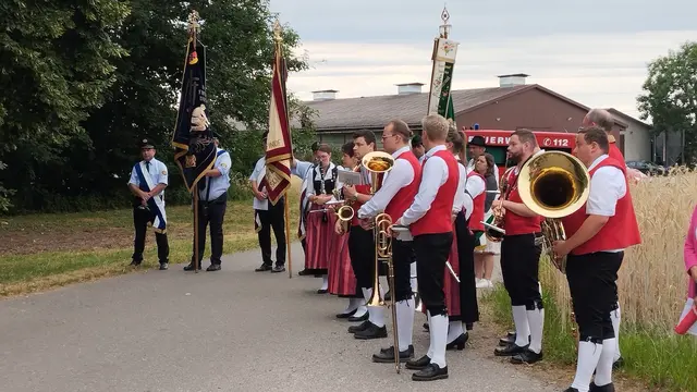 Foto: Beim traditionellen Speckkreuzbittgang waren auch die Fahnenabordnungen der Ellgauer Vereine und die Musikkapelle Ellgau dabei. (Bild: Marlies Koch)
