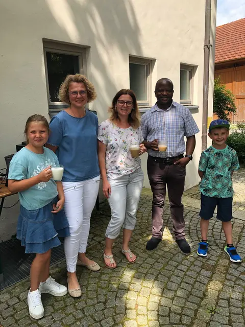 Das neue Team Tanja Leichtle (Zweite von links) und Franziska Gumpp (daneben) bestand seinen Einstand mit Bravour. Mit ihnen freuen sich Amelie, Kaplan Solomon und Anton.  | Foto: Rosmarie Gumpp