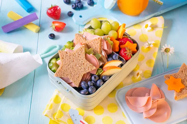 Mithilfe von Ausstechern werden Pausenbrote zum leckeren Hingucker.
 | Foto: djd-k/Billy Green/Gayer