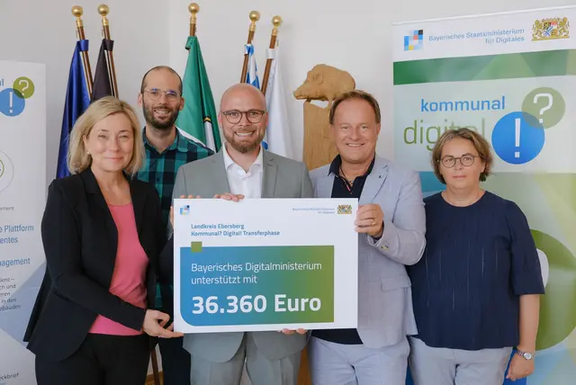 (v.l.): Doris Rauscher (MdL), Robert Maier (Fachstelle Klimaschutz und Klimaanpassung), Dr. Fabian Mehring, Staatsminister für Digitales, Landrat Robert Niedergesäß, Susanne Kinze (Projektkoordinatorin Kommunal? Digital!) | Foto: (c) StMD