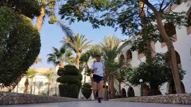 Der #Spargelsprinter verlässt sein Hotel in Hurghada zum Morgenlauf. Rechts befinden sich die Zimmer.