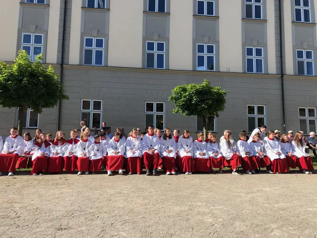 Foto: Zahlreiche "Minis" aus der Pfarreiengemeinschaft Nordendorf-Westendorf versahen ihren Dienst beim Festgottesdienst. 