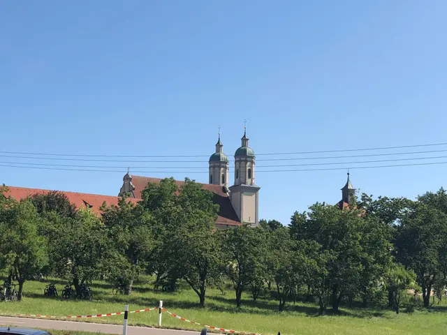 Foto: Die Klosterkirche von Holzen, die dem heiligen Johannes dem Täufer geweiht ist. 