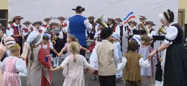 Historisches Kindertanzen
(symbolisch Auftritt am Marienplatz, da Fotografieren im Stift nicht erlaubt war) | Foto: Angela Jung