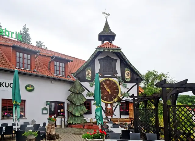 Gaststätte zum Kuckuck mit der weltgrößten Kuckucksuhr außerhalb des Schwarzwaldes