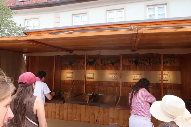 Groß auch das Interesse am Armbrustschießen