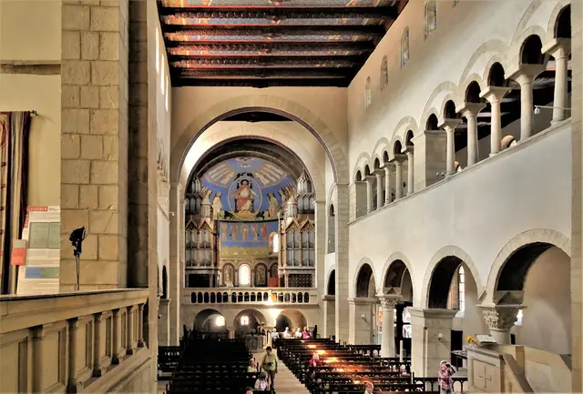 Kirchenschiff mit Nordempore, Orgel und Westapsis 