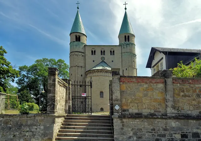 Stiftskirche St. Cyriakus mit Westapsis und Schweizerhaus