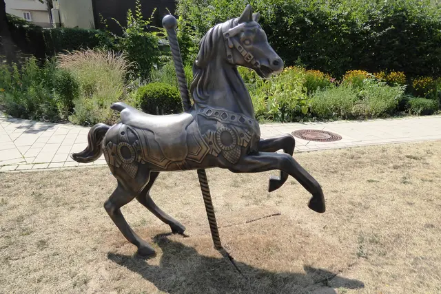 Das Karussellpferd aus Bronze ist ein Geschenk an die Stadt von der Schausteller-Familie Max Wagner, das anlässlich des Pfingstmarktes 2025 in Frankenberg an der Uferstraße enthüllt wurde. Der Pfingstmarkt wird seit 65 Jahren von der Familie organisiert und ist mit gut 250.000 Besucher an fünf Tagen ein bedeutendes Fest im Ederbergland.