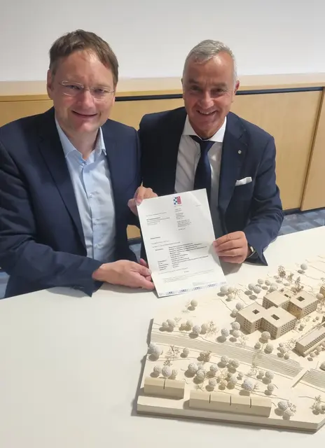Landrat Hans Reichhart und Oberbürgermeister Gerhard Jauernig freuen sich über die Baugenehmigung für das neue Seniorenzentrum.  | Foto: Angela Brenner/Landratsamt Günzburg 