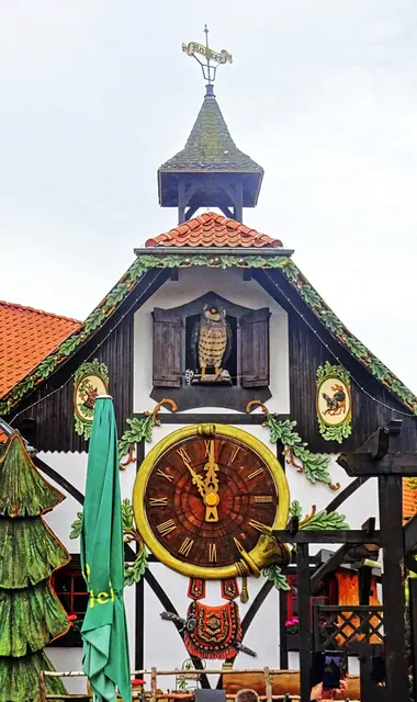 Außerhalb des Schwarzwaldes ist es die weltgrößte Kuckucksuhr. 
14,5 m hoch; 7 m breit; Zifferblatt 2,2 m Durchmesser