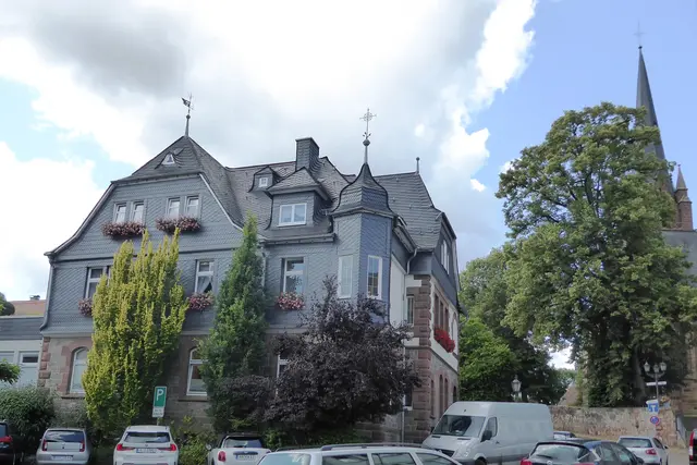 Das B. Braun Ambulantes Herzzentrum Kassel MVZ GmbH am Obermarkt 36 in Frankenberg (Eder), rechts im Bild ist der Turm der Liebfrauenkirche.
