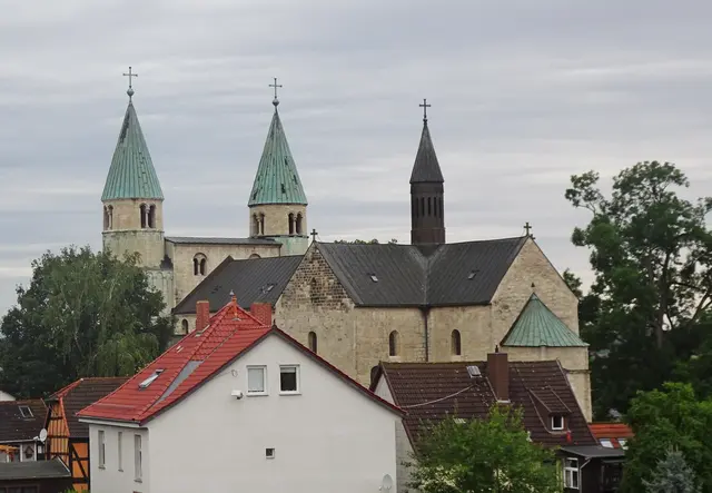 St. Cyriakus Stiftskirche mit den Nord- und Südturm und den Vierungsturm