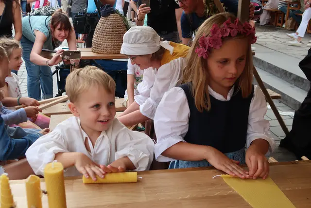 Kerzenrollen bei den Imkern - ein tolles Erlebnis für die Kinder