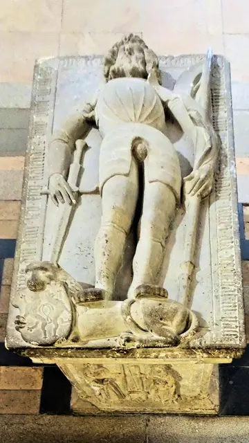 die Gero -Tumba ist ein sarkophagsähnliches Denkmal in der Vierung der Stiftskirche. Hier soll der am 20.5.965 verstorbene Marktgraf Gero bestattet sein 