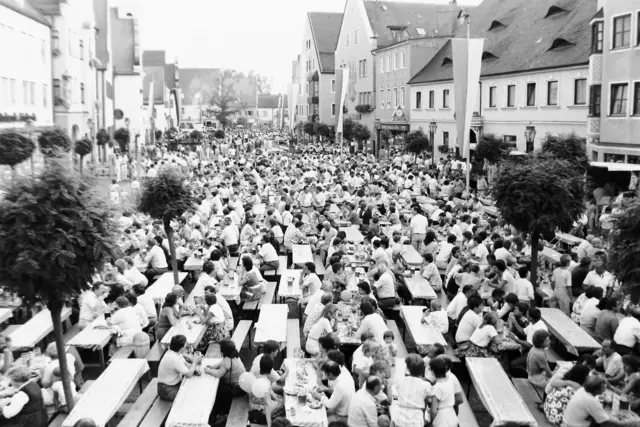 1986 war der Obere Stadtplatz noch fast komplett mit Biertischen bestückt.  | Foto: Erich Echter