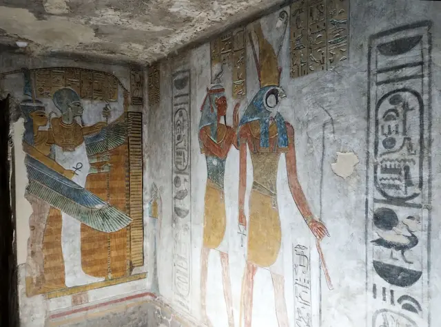 Im Tal der Könige: Ein kleiner Ausschnitt der Grabanlage des Pharaos Setnakht (Sethnacht). Sie zählt mit einer Gesamtlänge von über 112 m zu den größten Gräbern im Tal der Könige.
