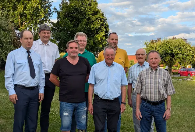 Foto: Otmar Krumpholz (links), Präsident der bayerischen Kameraden- und Soldatenvereinigung und Bürgermeister Dr. Michael Higl (hinten links) gratulieren der neuen Vorstandschaft des Kameraden- und Soldatenvereins Ostendorf. (Bild: Mathias Sauler)