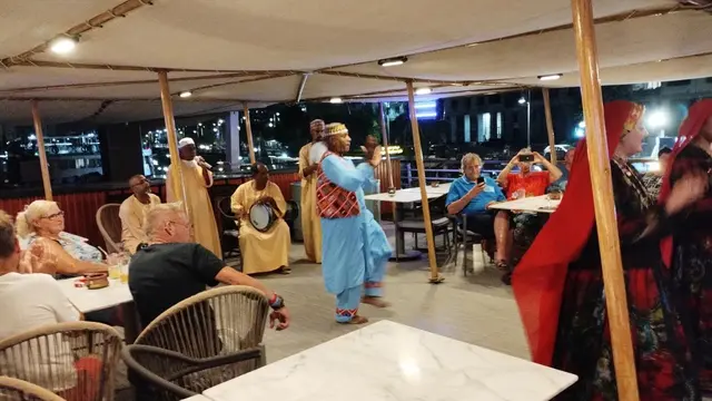 MS Excellence : Abendliche Unterhaltung auf dem Schiff.
