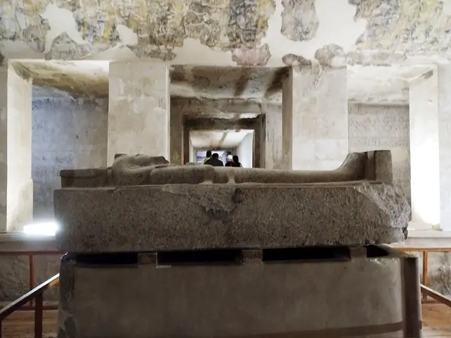  Im Tal der Könige: Sarkophag  des Pharaos Setnakht. Der Sarg ist leer.
