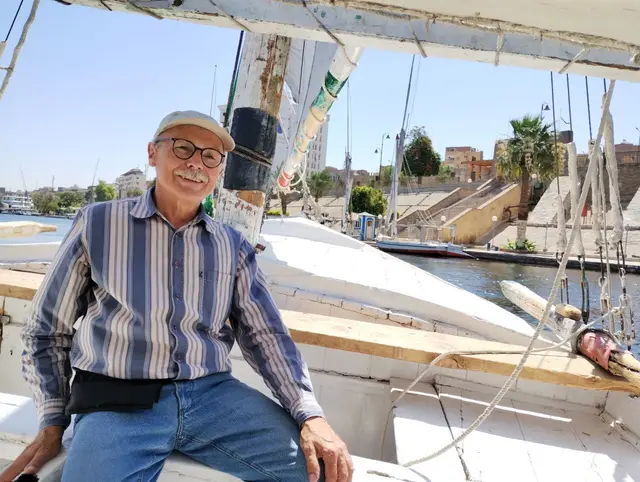 Die zwei Gäste aus der Region Hannover lassen sich mit einer typischen Feluke zu ihrem Nilkreuzfahrtschiff fahren. 
Eine Feluke ist ein traditionelles Segelboot aus Holz, das in Ägypten noch genutzt wird. Das Boot ist auf Windkraft angewiesen und hat keinen Motor. 

