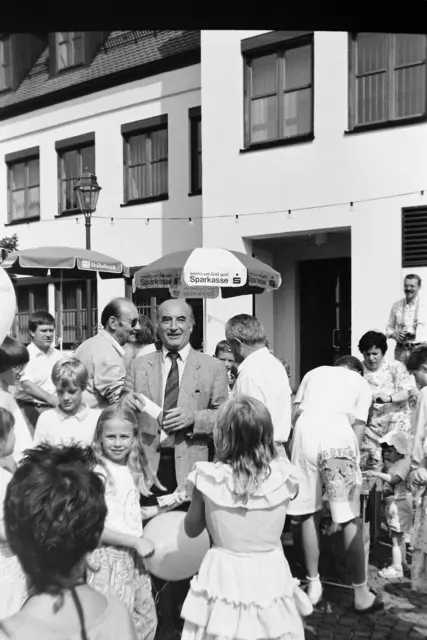 In seiner Zeit als Bürgermeister fand des erste Stadtfest statt. 989 gab es einen Riepl-Taler, mit dem das Kinderprogramm gezahlt werden konnte. Das Bild zeigt Alfred Riepl beim Verteilen.  | Foto: Erich Echter