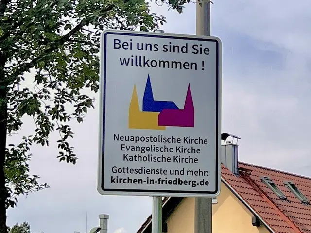 Das neue Ortseingangsschild der drei Friedberger Kirchengemeinden an der Münchner Straße. | Foto: Steffen Brühl