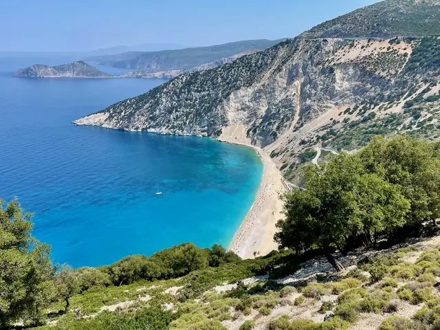 Buchten mit Hotelburgen sind auf Kefalonia kaum anzutreffen: Der Myrtos-Strand besticht durch seine weißen Kieselsteine und steilen Felsflanken. Er wurde schon viele Male zum schönsten Strand Griechenlands gekürt. | Foto: Daniel Basler
