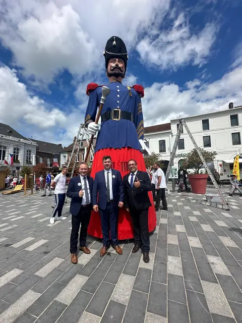 Der Riesen-Kopierre der französischen Partnerstadt Aniche führt den Festumzug zum Bobinger Volksfest an. | Foto: Fabian Koppel