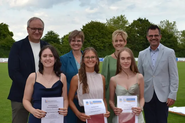 Hinten, von l. nach r.: Christian Seidemann (Elternbeiratsvorsitzender), Renate Artner (Förderverein-Vorsitzende), Anja Heßlinger (Schulleiterin), Jürgen Sorré (Oberbürgermeister der Stadt Donauwörth). Vorne, von l. nach r.: Absolventinnen Franziska Feistle (F13I), Sarah Geitner (B13W), Laura Kunz (B12W2) | Foto: Bernadette König, Annett Köster-Gitter