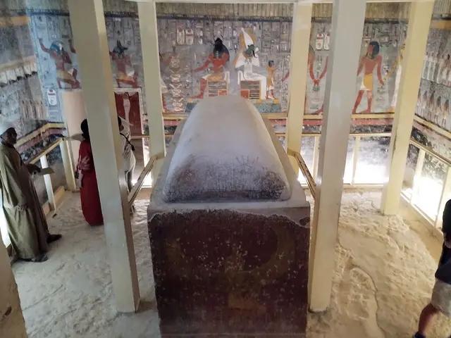  Im Tal der Könige: Sarkophag  des Pharaos Ramses I. Der Sarg ist leer.
