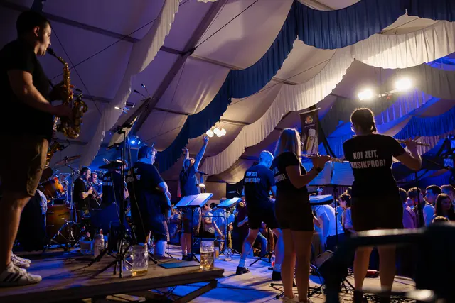 Die Besucher können sich auf ein buntes Programm mit Blaskapellen, Livemusik und Unterhaltung für Jung und Alt freuen. | Foto: Sarah Schneller