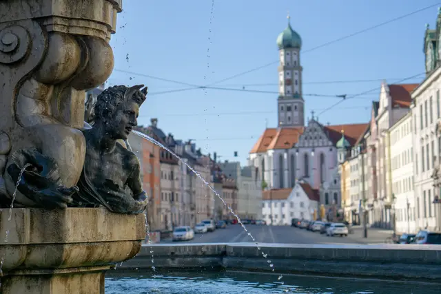 Der Herkulesbrunnen in der Maxstraße mit Blick auf den St. Ulrich | Foto: Melanie, Adobe Stock