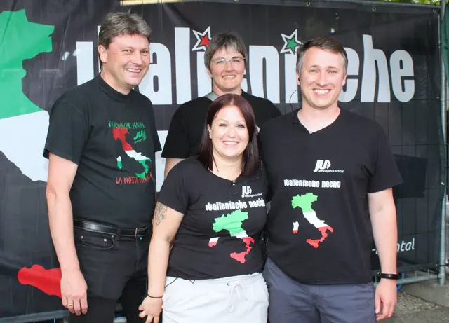 Bürgermeister Michael Higl (links) und Andrea Gärtner (Bildmitte) bedankten sich bei Anna Lena Wagner und Philipp Schmid (rechts) für die jahrelange erfolgreiche Ausrichtung des Meitinger Traditionsfestes. | Foto: Peter Heider
